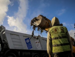 Gazze Belediyesi, İsrail saldırıları nedeniyle biriken atıkları kaldırmaya çalışıyor