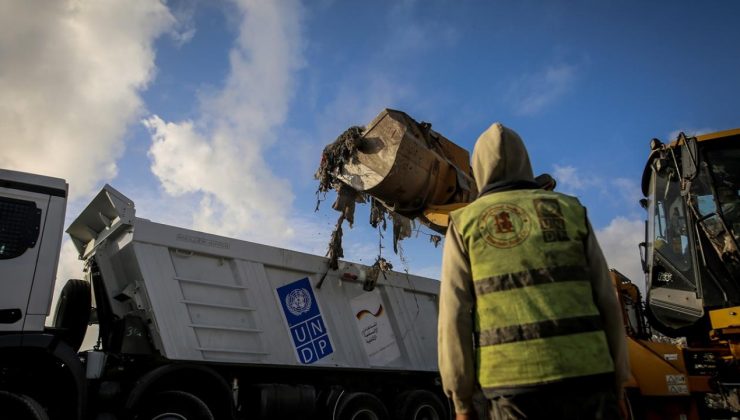 Gazze Belediyesi, İsrail saldırıları nedeniyle biriken atıkları kaldırmaya çalışıyor