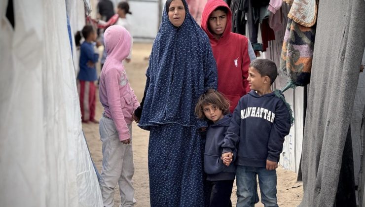Gazze’de aileler ramazanı hasarlı okulda yokluk içinde geçiriyor