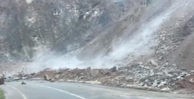 Rize’de heyelan nedeniyle köy yolu ulaşıma kapandı