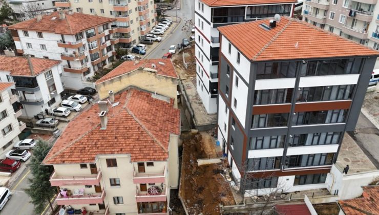Ankara’da istinat duvarı çöktü: 4 bina tahliye edildi