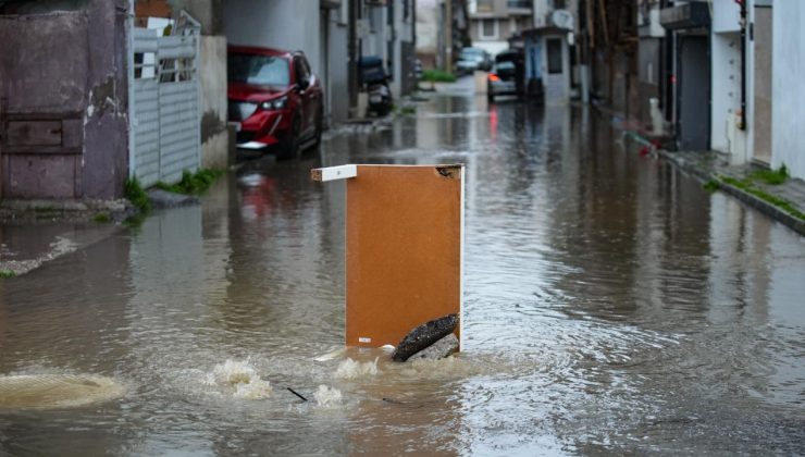 İzmir’de sağanak etkili: Bazı işyerlerini su bastı