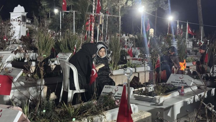 Depremlerin üçüncü yılında mezarlık ziyaretleri geceden başladı