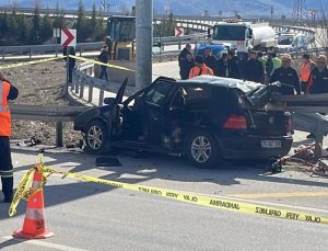 Otomobil bariyerlere saplandı: 2 ölü