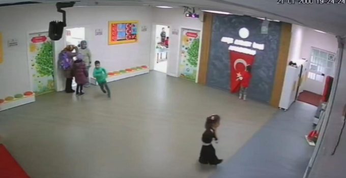 Anaokulu öğrencilerinin bayrak sevgisi güvenlik kamerasında