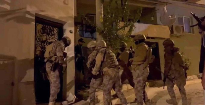 İzmir’de FETÖ’nün güncel yapılanmasına operasyon: 12 gözaltı
