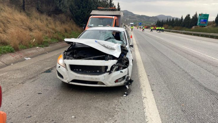 Otoyolda temizlik yapan personellere otomobil çarptı: 1 ölü