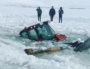 Çıldır Gölü’nde buz kırıldı, traktör suya gömüldü