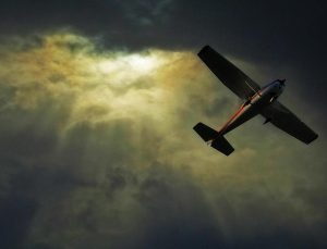 İnişe geçen uçaktaki pilotları silahla vurdular