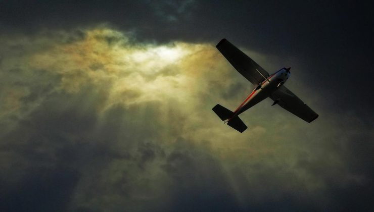 İnişe geçen uçaktaki pilotları silahla vurdular