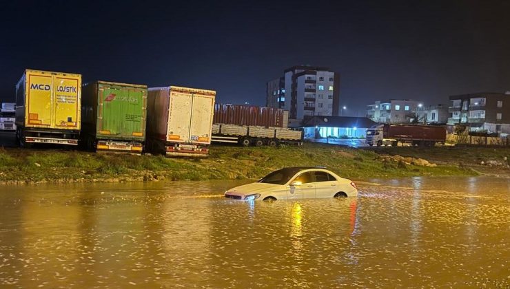 Şırnak’ta sel: Araçlarda mahsur kalanlar kurtarıldı