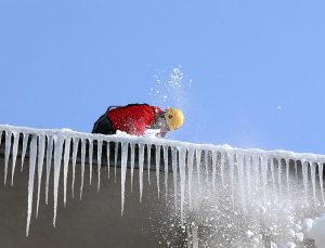 Çatılardaki sarkıtlara karşı “buz timi” iş başında
