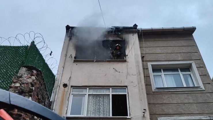 Fatih'te apartmanda çıkan yangına müdahale ediliyor