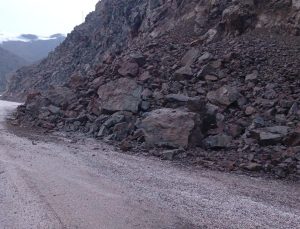 Yüksekova-Hakkari kara yolunda heyelan – Son Dakika Haberleri