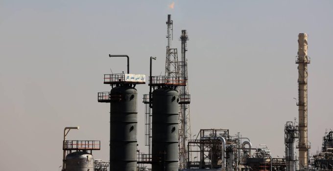 İran basını: Şiraz’daki Petrokimya Kompleksi’ne de saldırı düzenledi