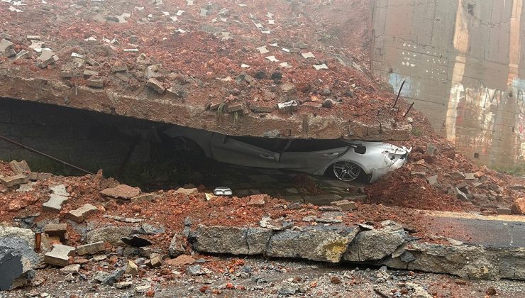 İstanbul’u sağanak vurdu: Metro ve yollar su altında kaldı, duvar çöktü