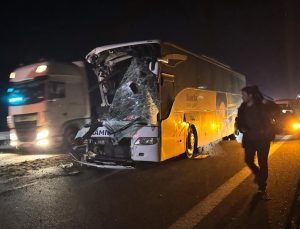 Anadolu Otoyolu’nda otobüs ile çekici çarpıştı: 1 ölü, 15 yaralı