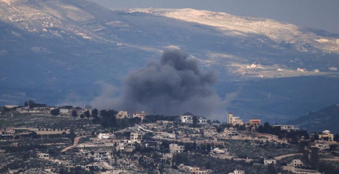 İşgalci İsrail ordusu, Lübnan’ın güneyindeki Ensariye köyüne yoğun saldırılar düzenledi