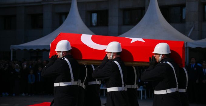 İstanbul’da kazada şehit olan polisimiz son yolculuğuna uğurlandı