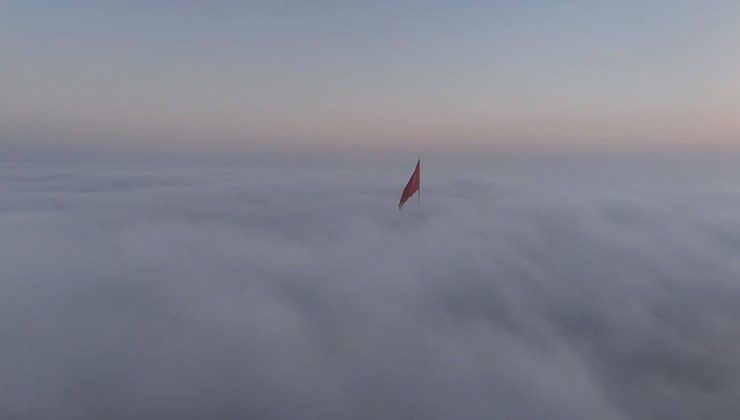 İstanbul’da boğaz ve tarihi yapılar sis altında kaldı