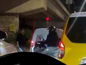 Tartıştığı sürücünün aracına sopayla giden taksici tutuklandı