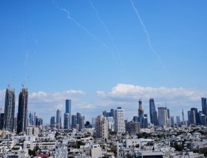 İran’ın misillemesinin ardından Tel Aviv başta olmak üzere İsrail’in birçok bölgesinde sirenler çaldı