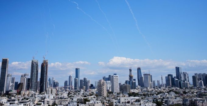 İran’ın misillemesinin ardından Tel Aviv başta olmak üzere İsrail’in birçok bölgesinde sirenler çaldı