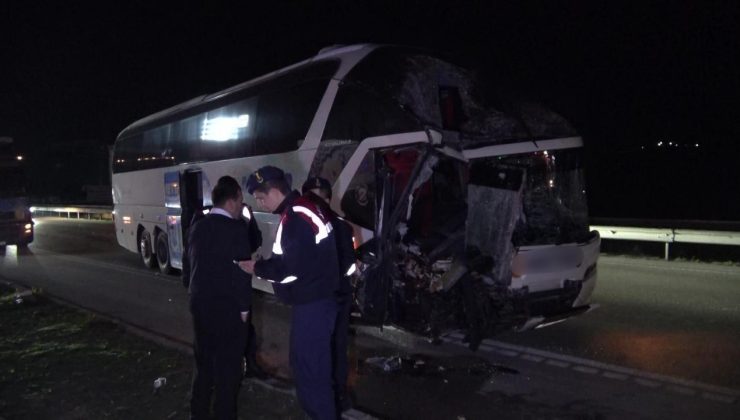 Amasya’da yolcu otobüsü ile tır çarpıştı: 11 yaralı