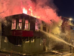 Üsküdar’da 2 metruk binada yangın