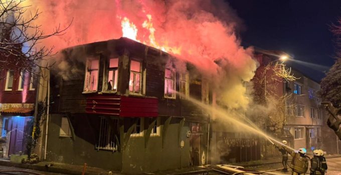 Üsküdar’da 2 metruk binada yangın