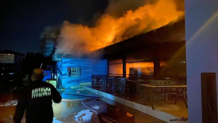 Antalya’da zincir markette çıkan yangın hasara yol açtı