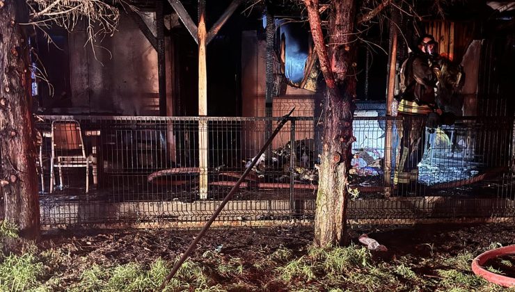 Düzce’de çıkan yangında ahşap ev küle döndü