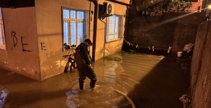 Adana’da sağanak hayatı olumsuz etkiledi