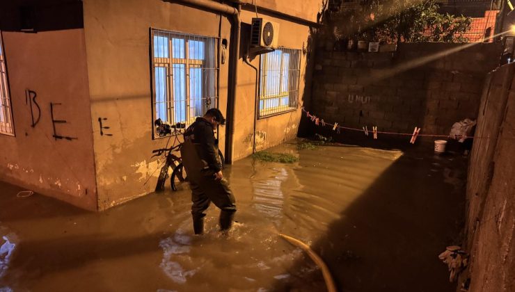 Adana’da sağanak hayatı olumsuz etkiledi