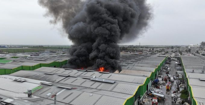 Adana’da geri dönüşüm tesisinde yangın