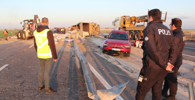 Kazayı görüp durdu, otomobiline başka araç çarptı: 1 ölü