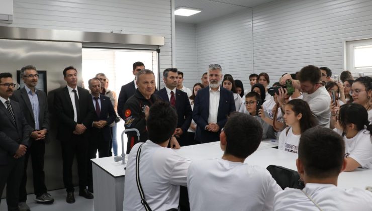 Türkiye’nin ilk astronotu Gezeravcı öğrencilerle buluştu