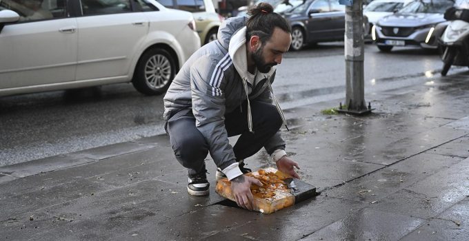 Başkentte kırık kaldırım taşları sanata dönüşüyor