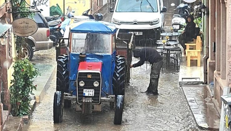 Balıkesir’de sağanak nedeniyle cadde ve sokaklar göle döndü