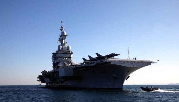 Fransız donanmasına ait uçak gemisi “Charles de Gaulle” Girit’teki Suda Üssü’nde