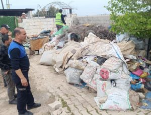 Reyhanlı'da bir evden 6 kamyon çöp çıkarıldı