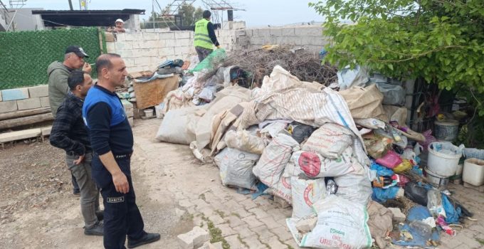 Reyhanlı'da bir evden 6 kamyon çöp çıkarıldı