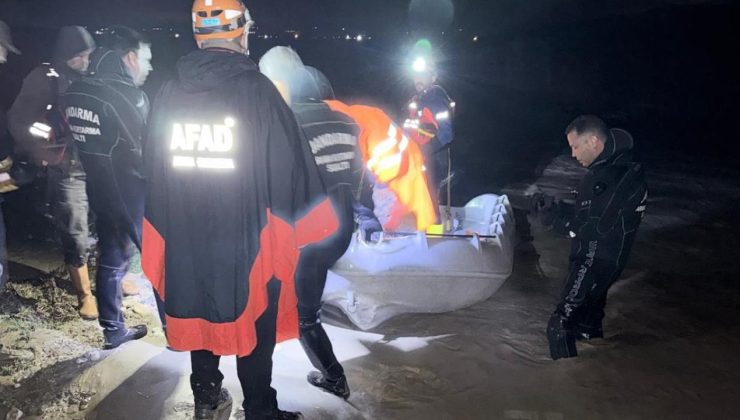 Selde mahsur kalan çobanı ekipler kurtardı