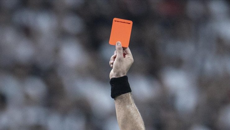 Ağzını kapatarak ayrımcılık yapan futbolcuya kırmızı kart