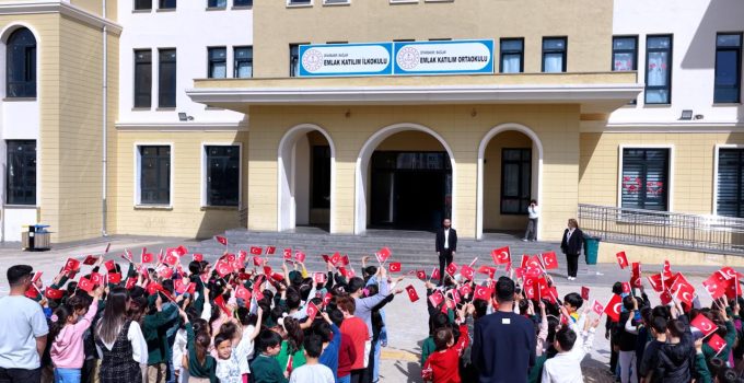 Deprem bölgesindeki okuldan 23 Nisan heyecanı