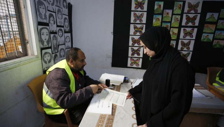 Gazze’deki Filistinliler, katil İsrail’in saldırıları gölgesinde yerel seçimler için sandığa gitti