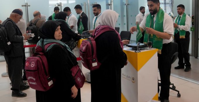 Türk hacı adayları kutsal topraklara gitti