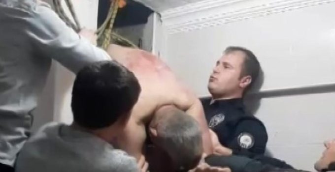 Boşanma aşamasındaki eşinin evine girmek isterken havalandırmada sıkıştı