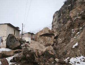 Gümüşhane’de dev kayalar yolu kapattı, evler boşaltıldı