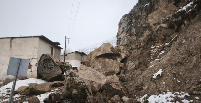 Gümüşhane’de dev kayalar yolu kapattı, evler boşaltıldı